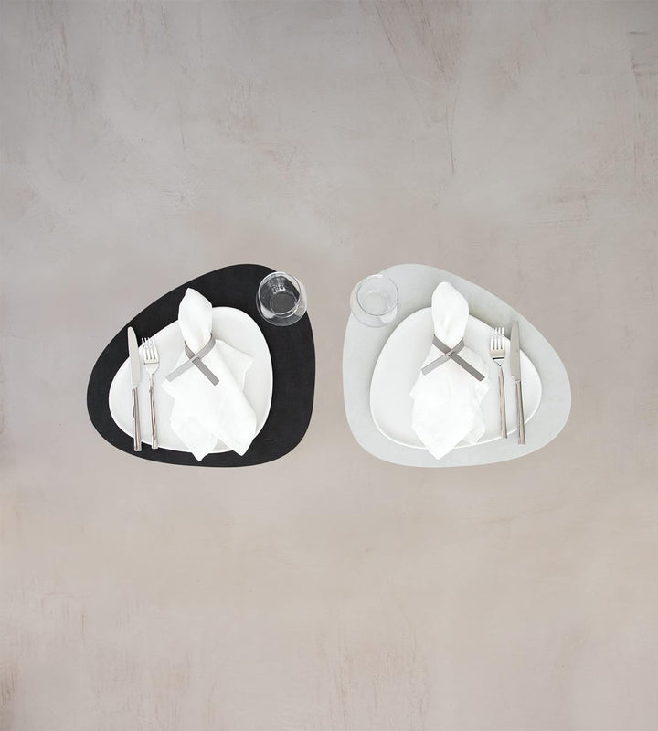 Lind DNA Tischset Curve Double L Recyceltes Leder Cloud/Nupo Schwarz-Metallic, Masse: 37cm x 44cm, 9