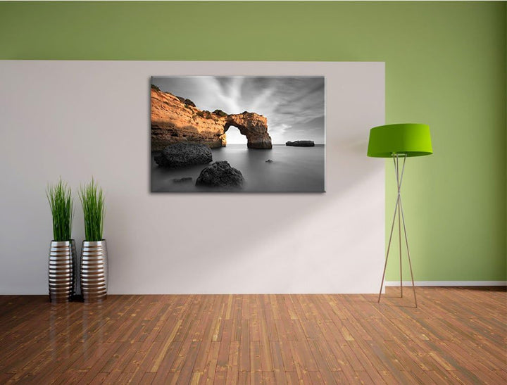 Berg mit Torbogen über dem Meer schwarz/weiss Format: 100x70 auf Leinwand, XXL riesige Bilder fertig