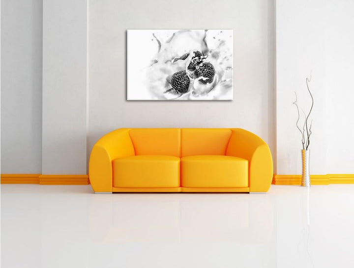 Pixxprint Monocrome, Erdbeeren in Milch Erdbeermilch, Format: 100x70 auf Leinwand, XXL riesige Bilde