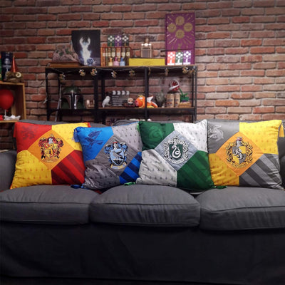 Elbenwald Harry Potter Kissen mit Quasten im Hufflepuff Design mit gesticktem Wappenpatch in den Hau