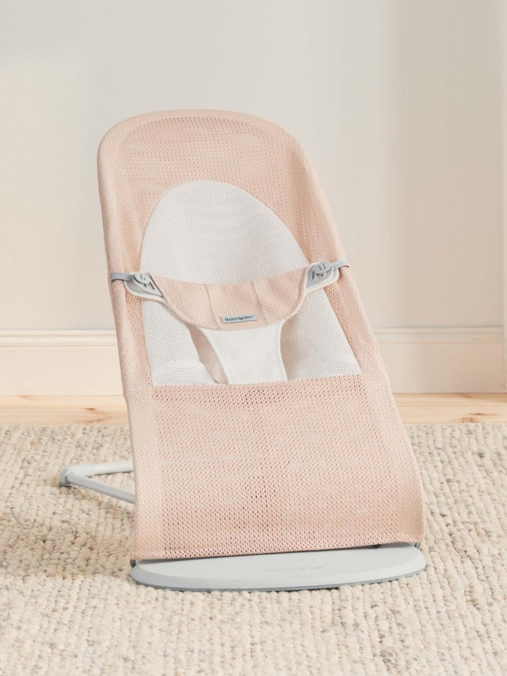BabyBjörn Babywippe Balance Soft, Hellgrauer Rahmen, Netzstoff, Perlmuttrosa/Weiss Netzstoff Perlmut
