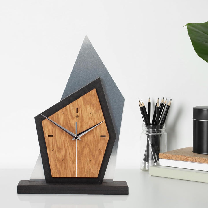 Kreative Feder Designer-Standuhr „Mountain Range“ aus Holz - Tischuhr in modernem Metallic-Look schw