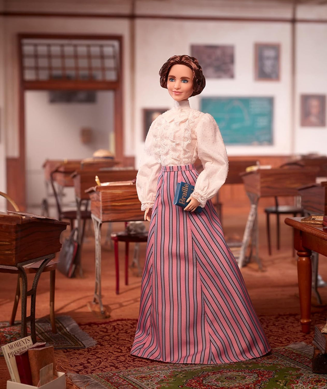 Barbie GTJ78 - Inspiring Women Helen Keller Puppe, Geschenk für Sammler und Kinder, Spielzeug ab 6 J