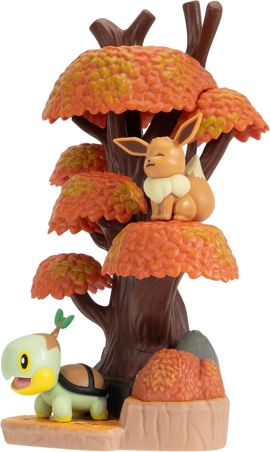 Pokémon PKW3683 - Select Environment Herbstbaum 15 cm mit Evoli und Chelast, offizielles Figuren Set