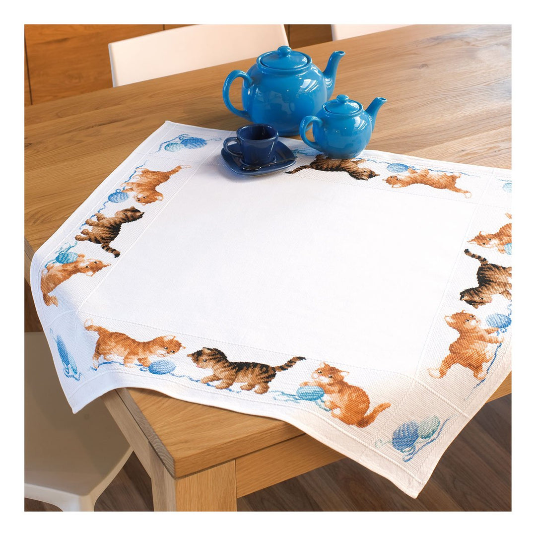 Vervaco Tischdecke Spielende Katzen Zählmusterpackung-Stickpackung im gezählten Kreuzstich, Baumwoll