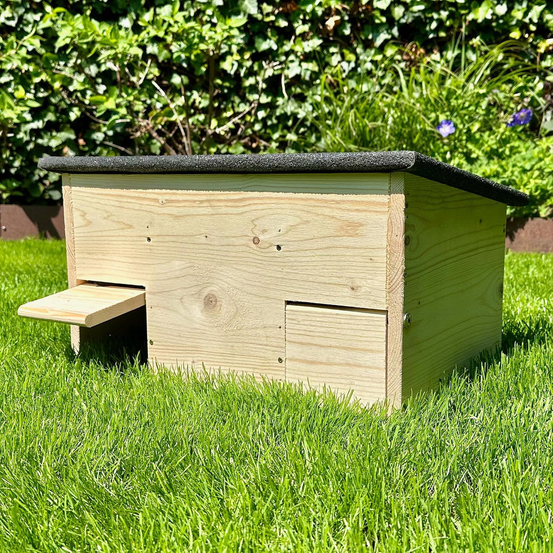 GARTENETAGE Igel-Futterhaus aus Holz mit Rattenklappen &amp; 2er Schalen-Set – Wetterfeste Futterstation