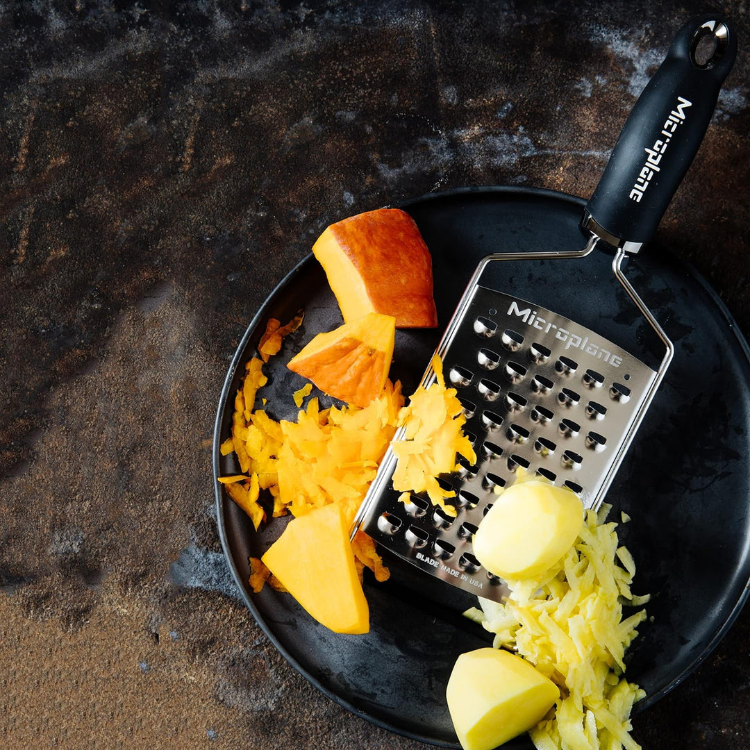 Microplane Küchenreibe XL-Grob für Kartoffel, Käse, Kohl, Gurke, Kürbis und Zucchini in Schwarz mit