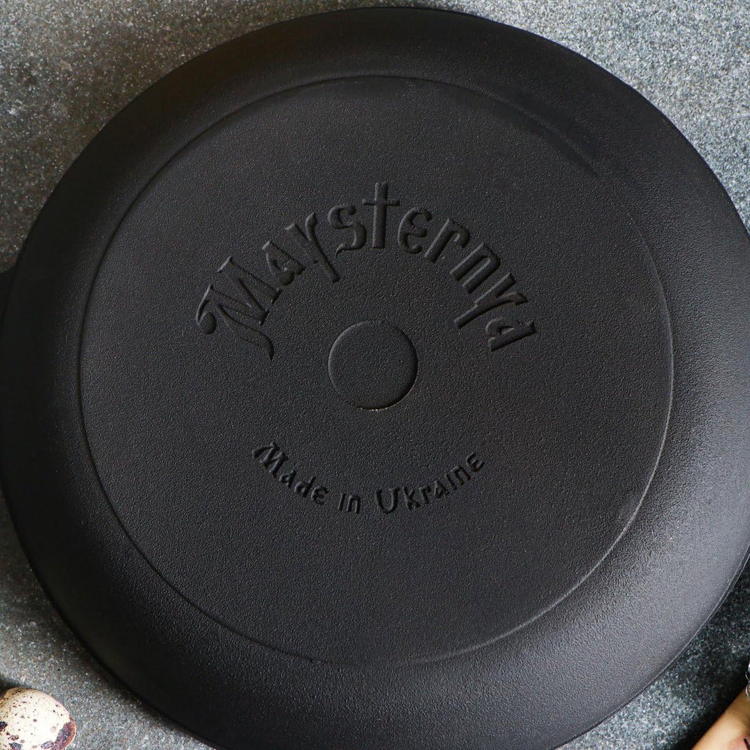 WDMT Maysternya™ Bratpfanne Gusseisen - Gusseisenpfanne für alle Herdarten - Metallgriff - Schwarz (