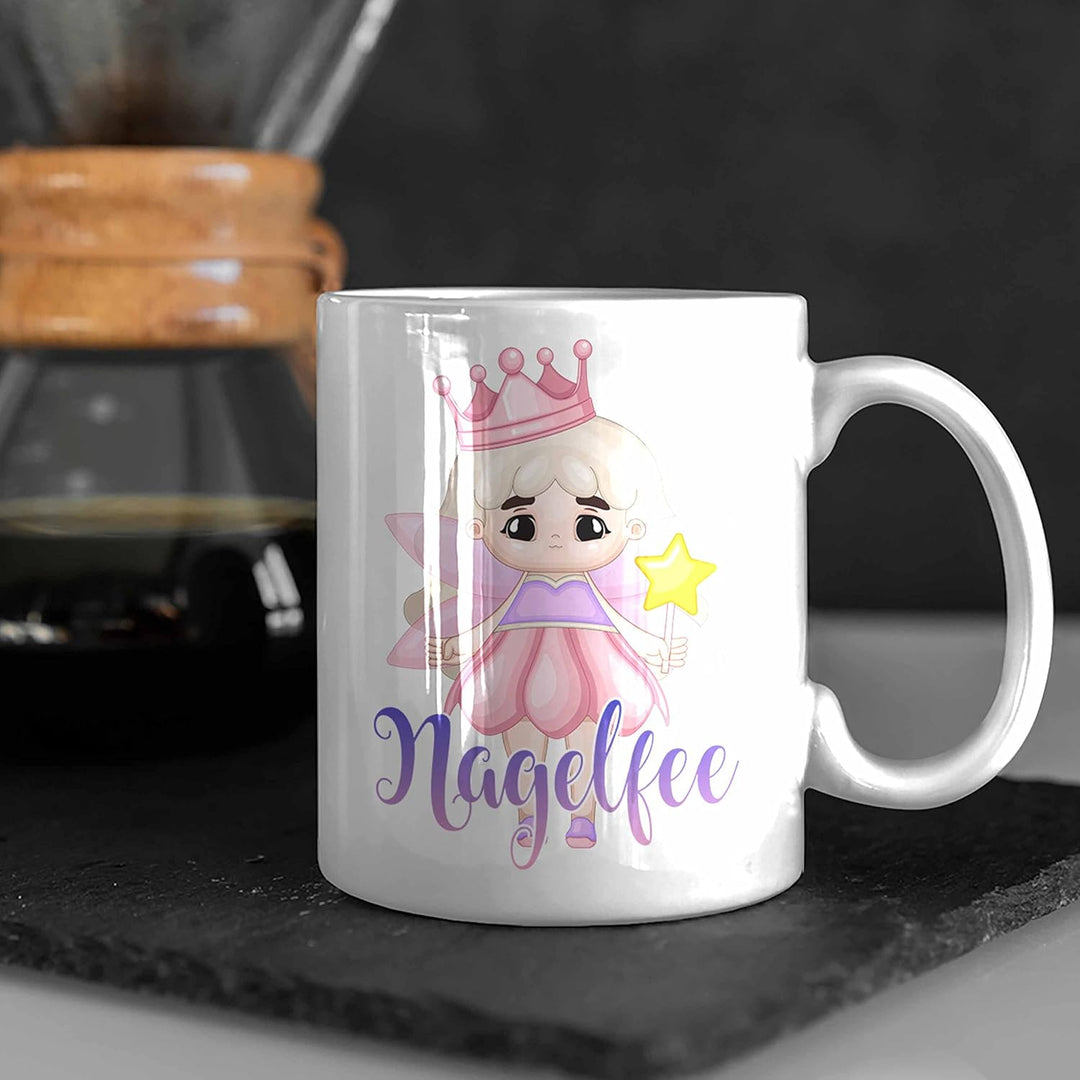 Trendation - Nagel-Fee Tasse Geschenk Nagelstudio Mitarbeiterin Gel-Nägel Spruch Süsse Grafik (Weiss