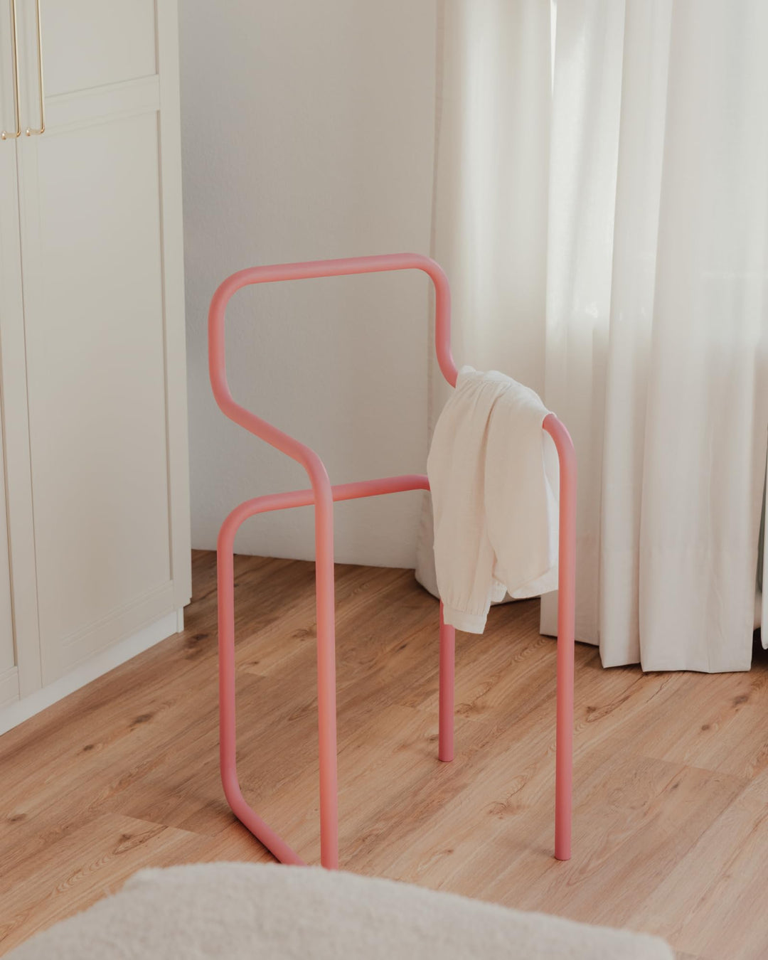 Metallbude Herrendiener JAMES - Pink Lemonade - Moderner Kleiderständer aus pulverbeschichtetem Stah