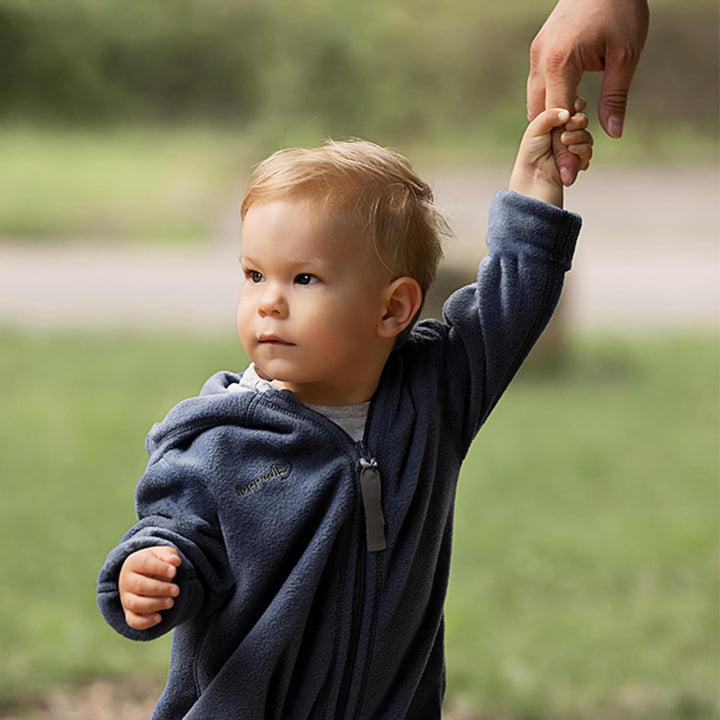 Hoppediz Baby Overall aus Fleece, extra lange Beine - perfekt für die Babytrage, Umschlagbündchen an