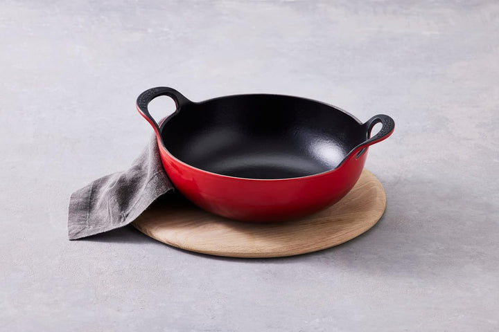 Le Creuset Balti Dish aus Gusseisen, 24 cm, 2,7 Liter, Kirschrot, 20142240600460, Kirschrot