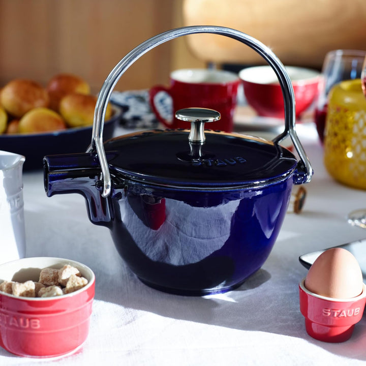 STAUB Teekanne/Wasserkessel, rund 16,5 cm, 1,15 L mit mattschwarzer Emaillierung Im Inneren des Kess