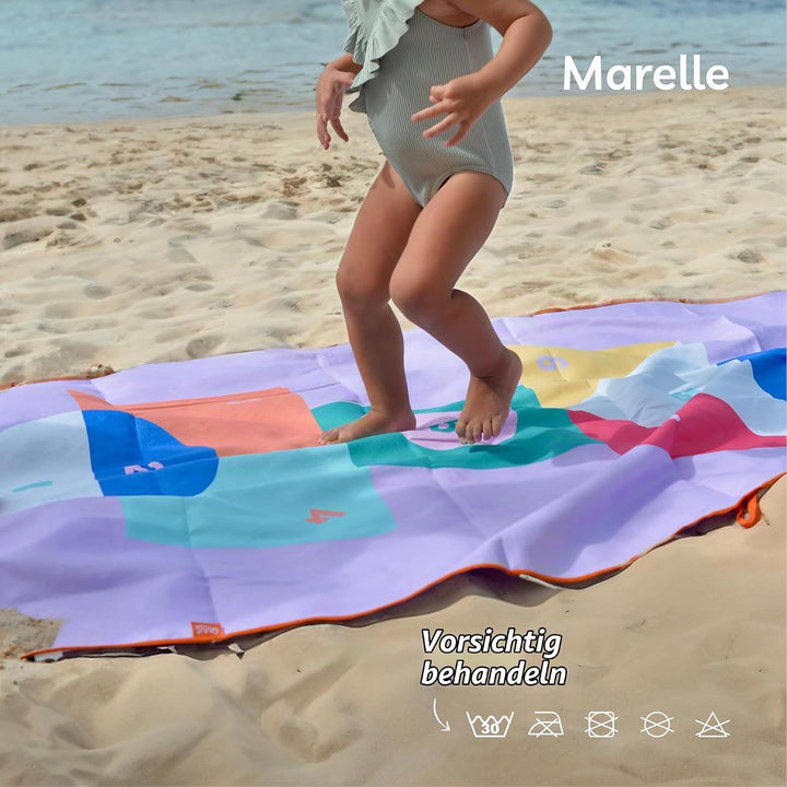 Quut – Strand-/Poolhandtuch für Kinder mit Spiel – Ultraschnell trocknende Mikrofaser, sandfrei – ko