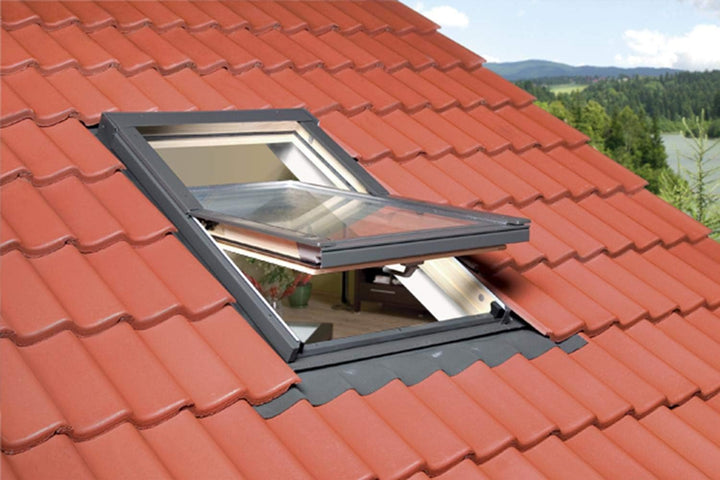 Günstige Dachfenster 55x98 OptiLight B Holz klar lackiert | Schwingfenster mit 2-fach Verglasung | U