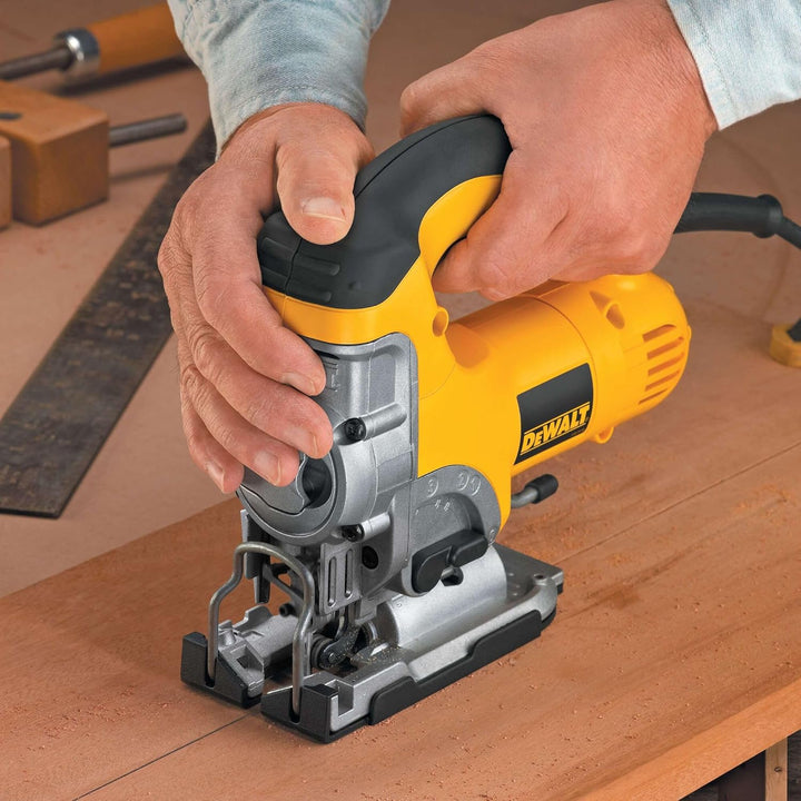 Dewalt DW331K-QS DW331K-QS-Sierra de Calar 701W empuñadura cerrada, 701 W, 230 V, Gelb, Others Stich