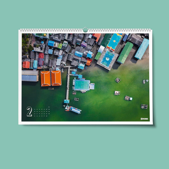 11FREUNDE - Die ganze Welt ist ein Spielfeld – Wandkalender - Fussballkalender mit 12+1 Fotodrucken