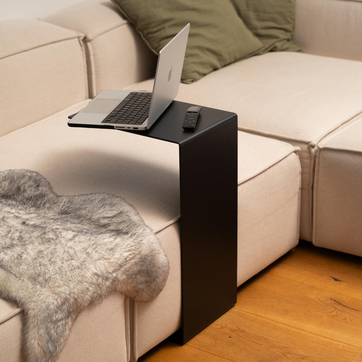Beistelltisch C-Form aus Metall - pulverbeschichteter Couch Beistelltisch in Schwarz - Moderner Abst