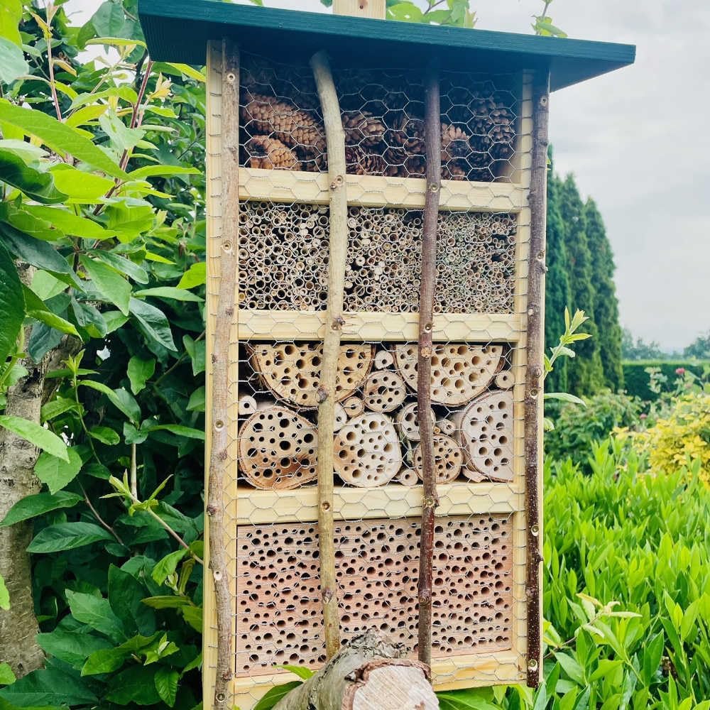 DARLUX handgefertigtes, hochwertiges Holz Insektenhotel XL Wildbienen-Nisthilfe Insektenhaus Natur/G
