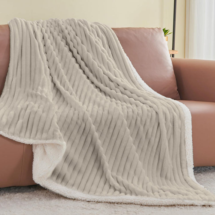BEDELITE warme Decke Sherpa Kuscheldecke Flauschig Beige 125x150 | dicke Deko Fleecedecke, Cord Über
