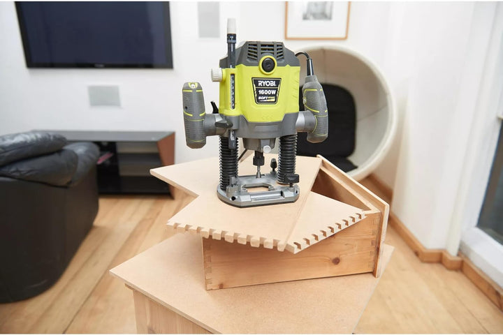 RYOBI RRT1600 – K – Oberfräse, 1600 W + 5 Fräsen