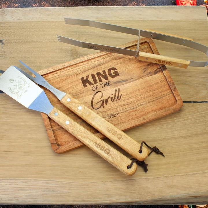 Grill-Set mit Gravur Edelstahl – BBQ Geschenkset OPTIONAL mit Akazienbrett – Grillzubehör für Männer