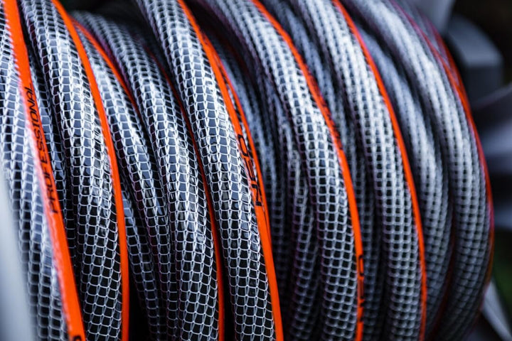 NEO TOOLS Gartenschlauch 1/2 Zoll, 30 m Länge, 6-lagiger | UV-beständig, Flexibel Schlauch, Verdrehs