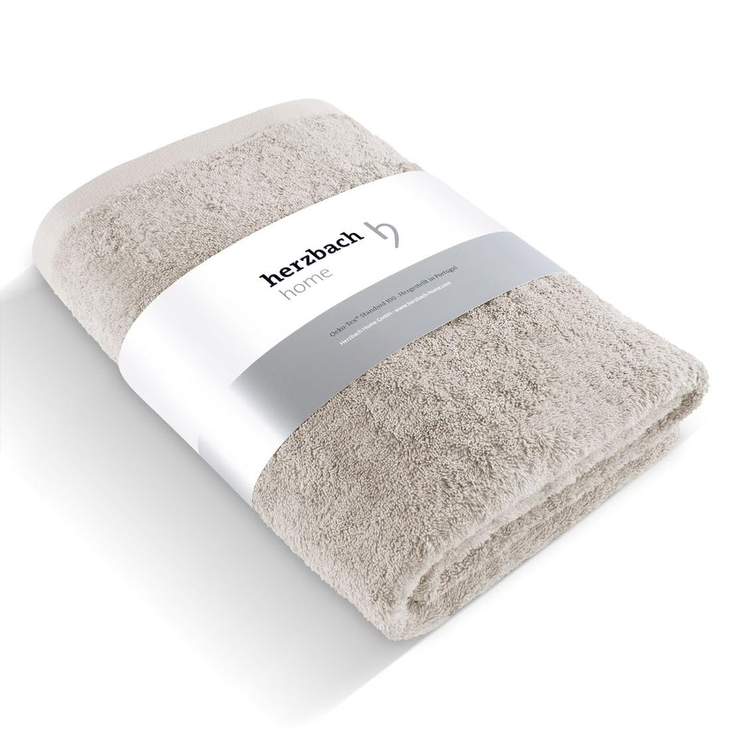 herzbach home Premium Badetuch 100 x 150 cm (sandgrau) – Grosses, weiches & saugstarkes Badehandtuch