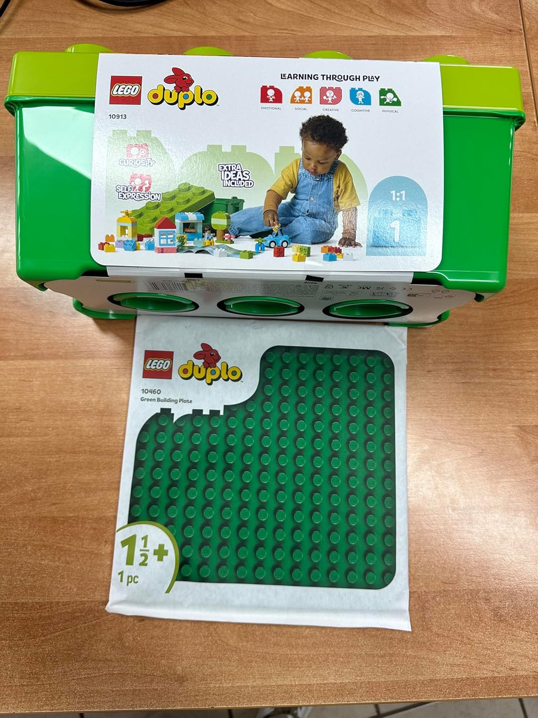LEGO DUPLO 2er Set: Steinebox (10913) + Grüne Bauplatte (10460) - Bausteine Bundle für Kinder ab 18