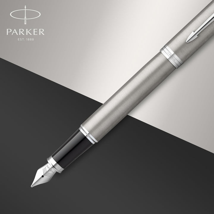 Parker IM Füller | Edelstahl mit Chrom-Zierteilen | Füllfederhalter mit mittlerer Feder und blauer T