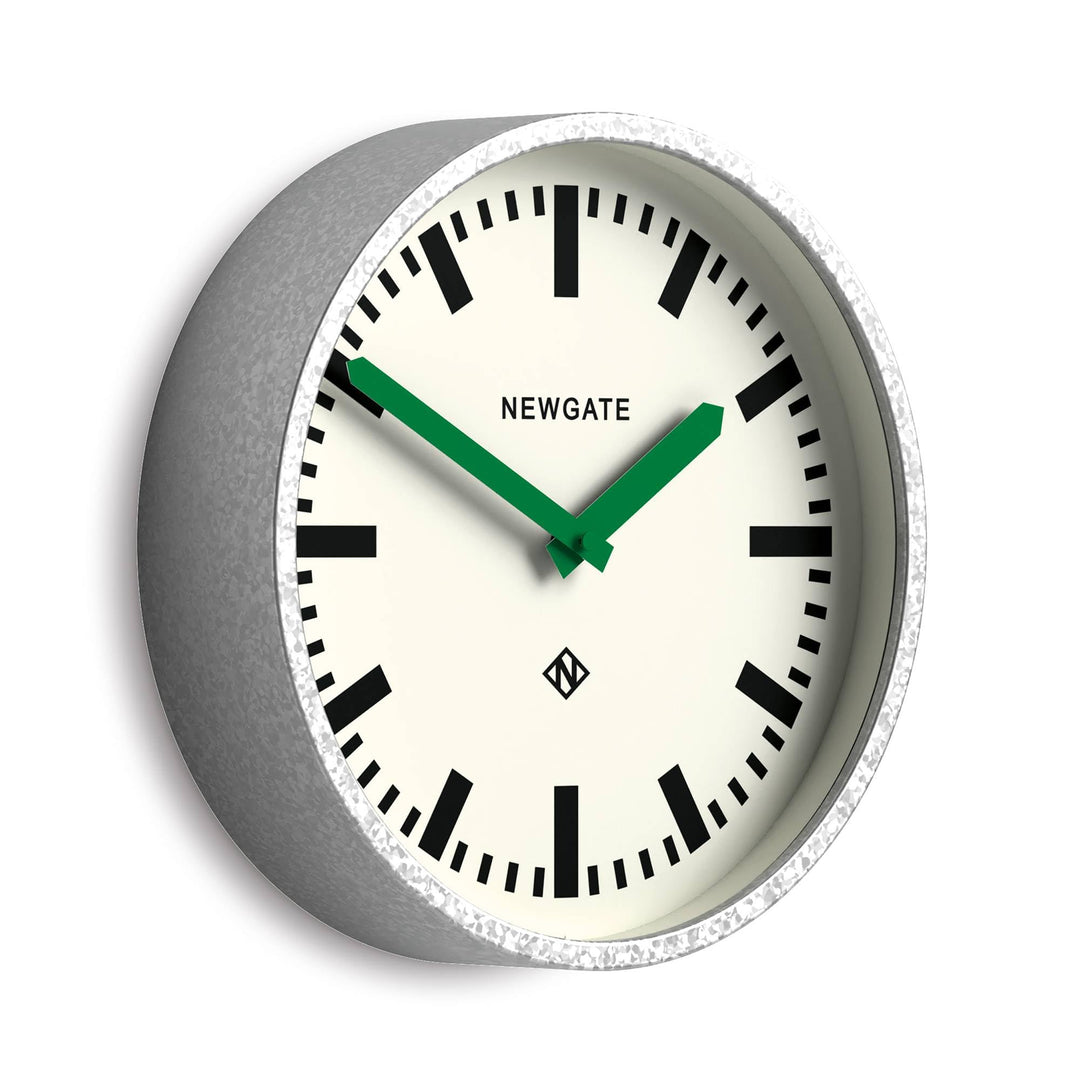 NEWGATE® Luggage wanduhr | Moderne Retro Metall bahnhofsuhr | 30cm | Tief verzinktes metallgehäuse m
