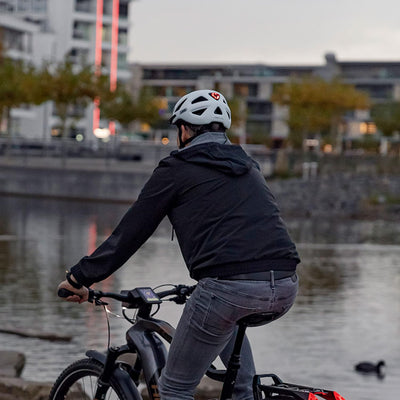 ABUS Stadthelm Urban-I 3.0 - Fahrradhelm mit Rücklicht, Schirm und Magnetverschluss - für Damen und