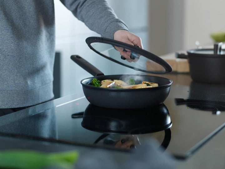 Fiskars Sautierpfanne mit Deckel, Ø 24 cm, Füllmenge: 2,2 Liter, Für alle Kochfelder geeignet, Alumi