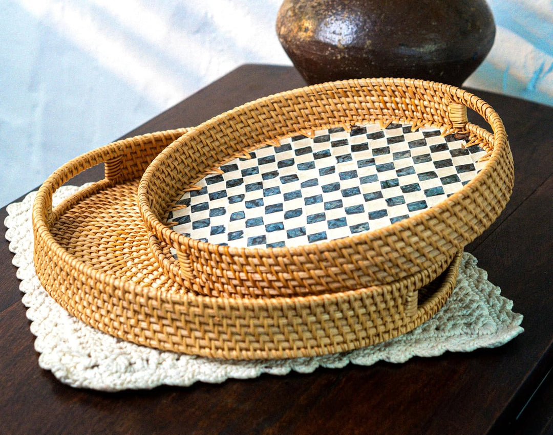 JUNGLE CULTURE Rattan Serviertablett rund 30 cm mit Perlmutt – Drift • Coastal Boho • Handgefertigte