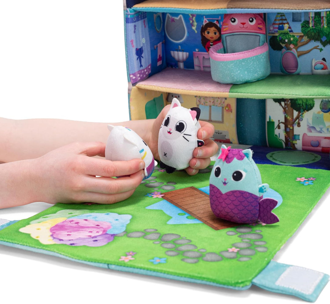 Schmidt Spiele 42804 Gabby's Dollhouse, Puppenhaus mit 3 Figuren und Lift, 41 cm Plüschfigur