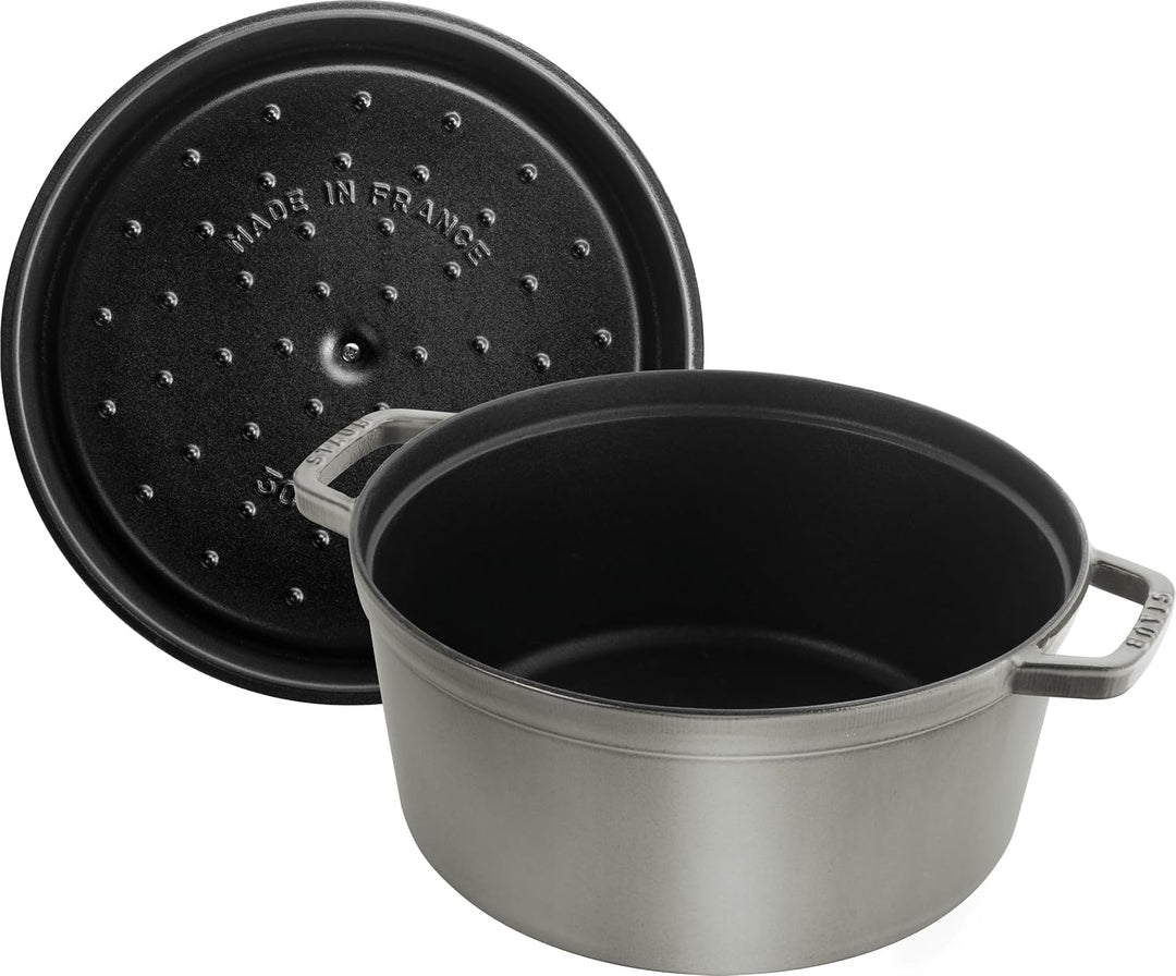 STAUB Gusseisen Bräter/Cocotte, Rund 24 cm, 3,8 L, Aromaregen Funktion für optimale Befeuchtung, Für