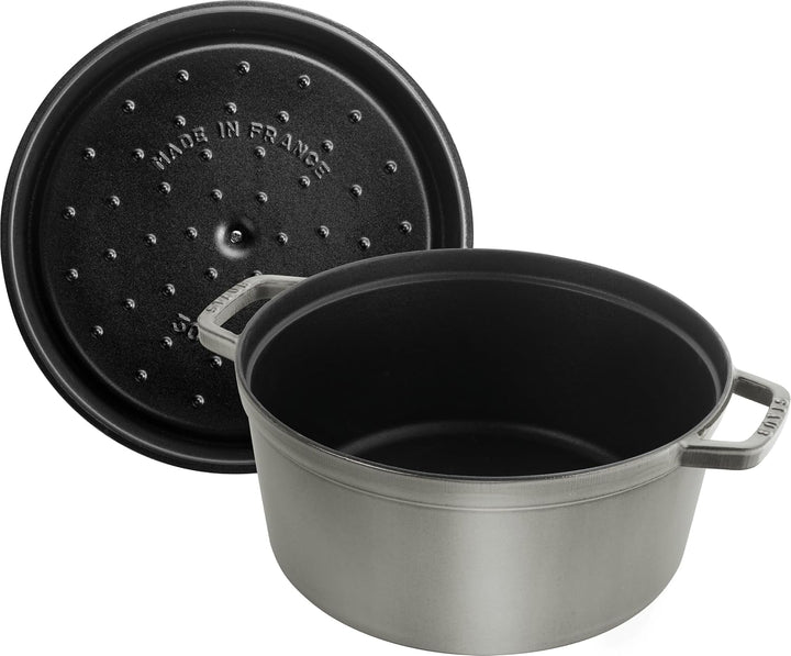 STAUB Gusseisen Bräter/Cocotte, Rund 24 cm, 3,8 L, Aromaregen Funktion für optimale Befeuchtung, Für
