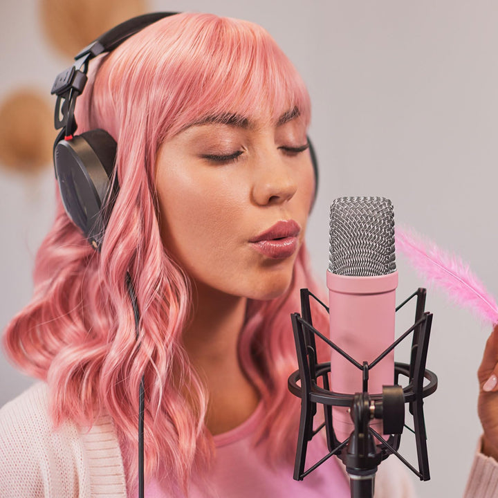 Rode NT1 Signature Pink Studio-Mikrofon + keepdrum Mikrofonständer mit Mikrofonständer Pink, mit Mik