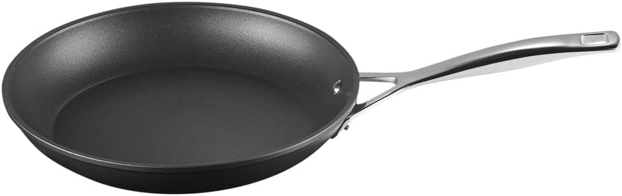 Le Creuset Aluminium-Antihaft flache Pfanne, Ø 26 cm, Für alle Herdarten inkl. Induktion geeignet, A