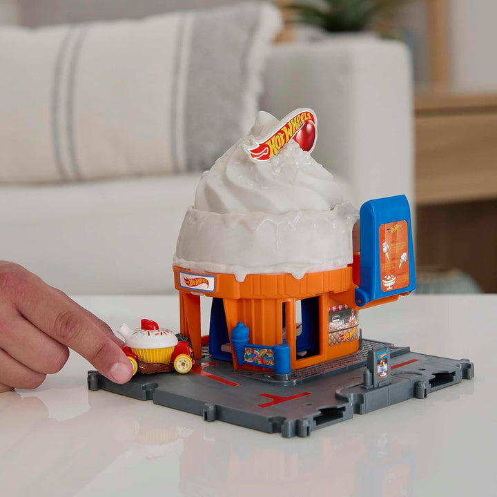 Hot Wheels City Downtown Spielset Eiskrem-Strudel - Rennbahn-Action mit manuellem Aufzug, Eiskrem-Wi