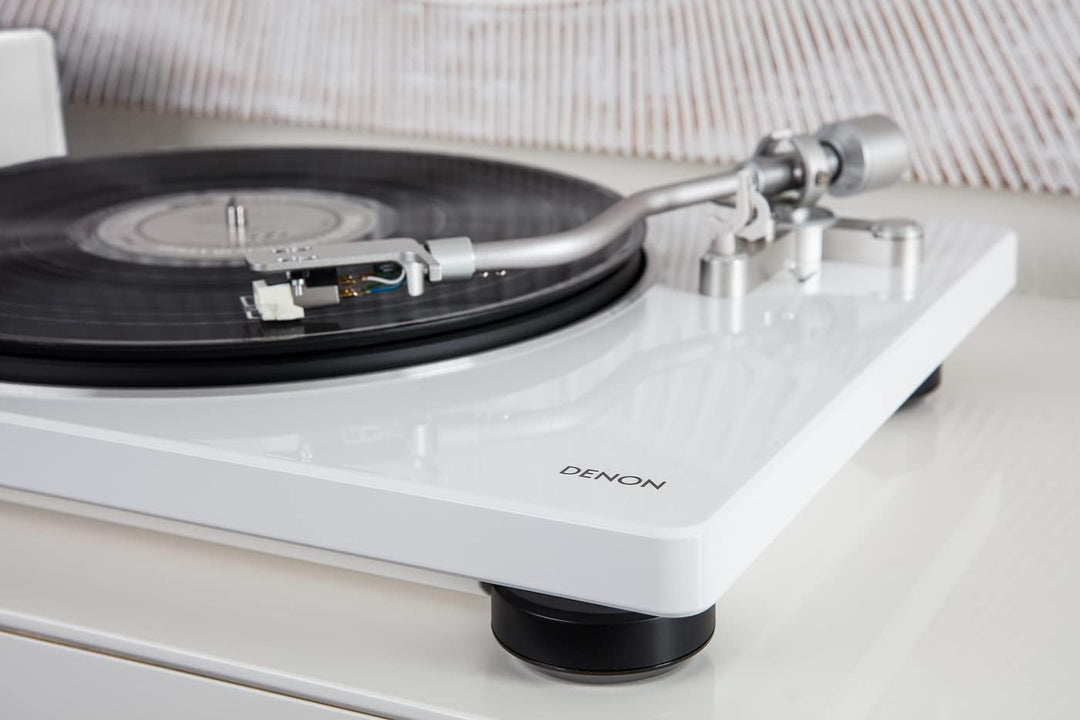 Denon DP400BKEM Plattenspieler (Riemenantrieb, Tonarmlift, eingebauter Vorverstärker, S-Tonarm) Weis