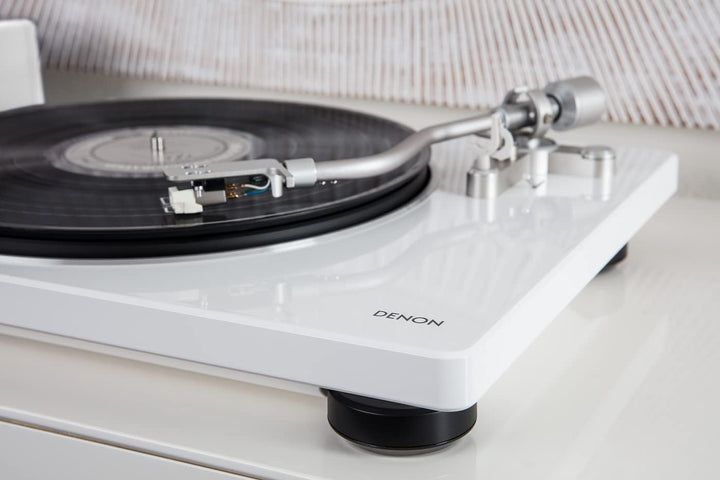 Denon DP400BKEM Plattenspieler (Riemenantrieb, Tonarmlift, eingebauter Vorverstärker, S-Tonarm) Weis