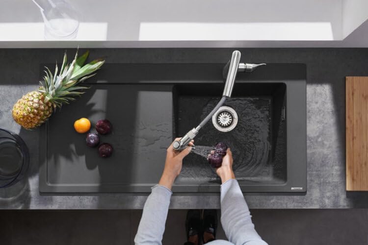 hansgrohe Metris Einhebel-Küchenarmatur (Komfort-Höhe 220 mm, mit Ausziehbrause und Schlauchbox) Ede