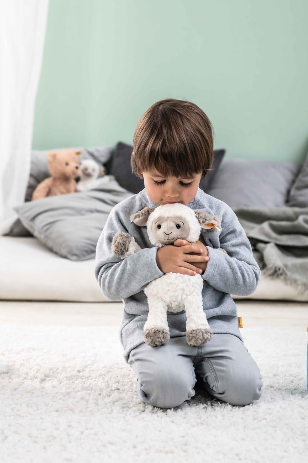 Steiff Lita Lamm weiss-braungrau 30 cm, Soft Cuddly Friends, weiches Stofftier Schaf, strukturiertes