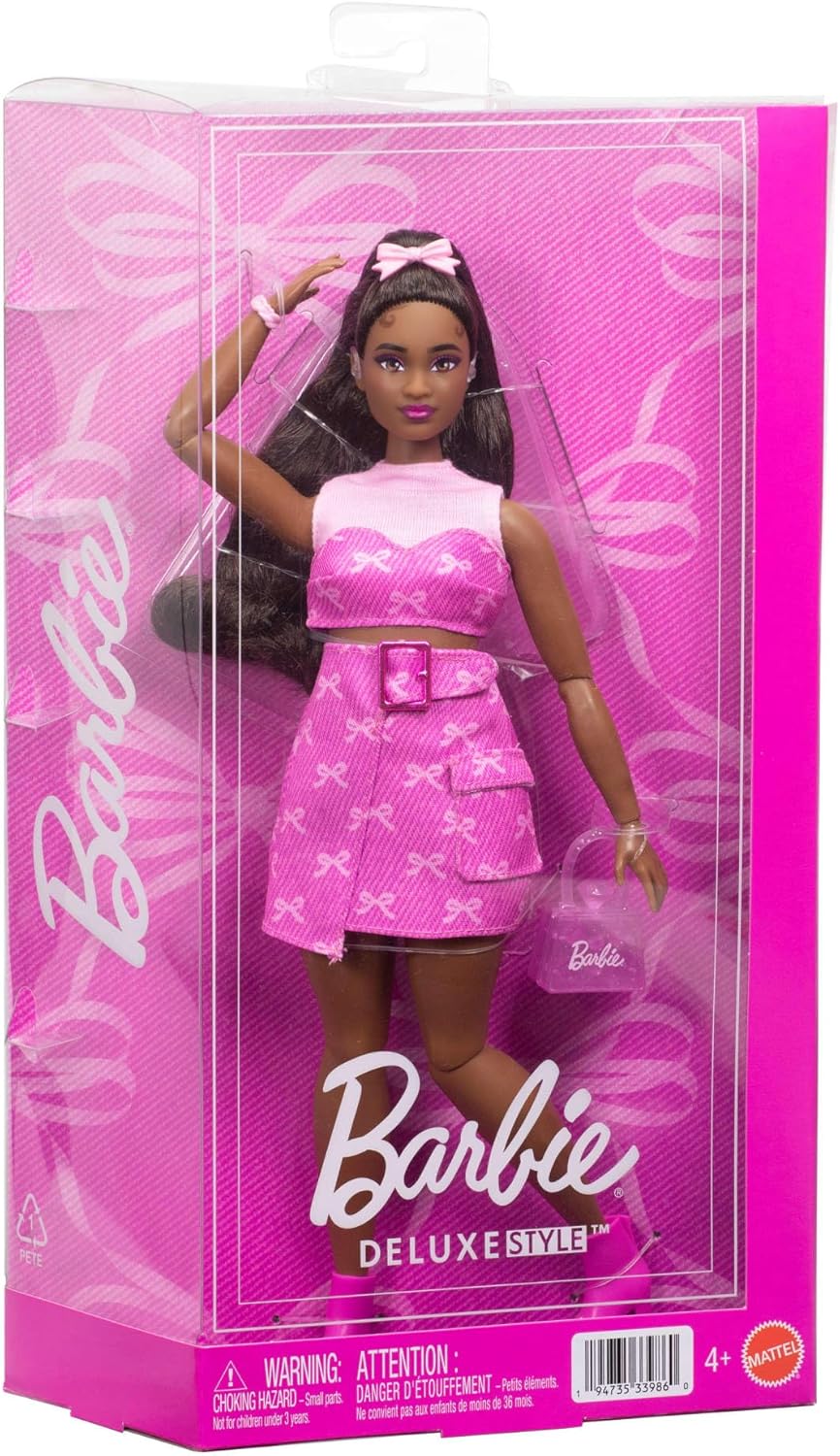 Barbie Deluxe Style-Puppe Nr. 10 in einem Set aus rosa Denim-Top und -Rock mit aufgedruckten Schleif