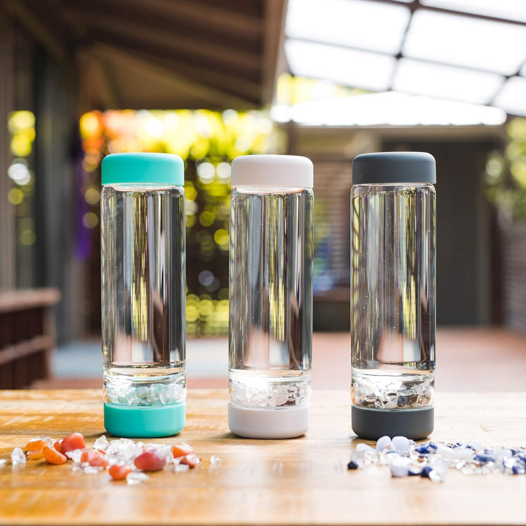 inu! CRYSTAL by VitaJuwel - Die Wasserflasche mit Edelsteinen für Individualisten | ozeanblau, Ozean