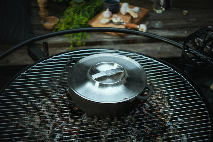 Fiskars Norden Grill Chef Gusseisentopf, Ø 30 cm, Für alle Kochfelder geeignet, Edelstahl-Deckel, 10
