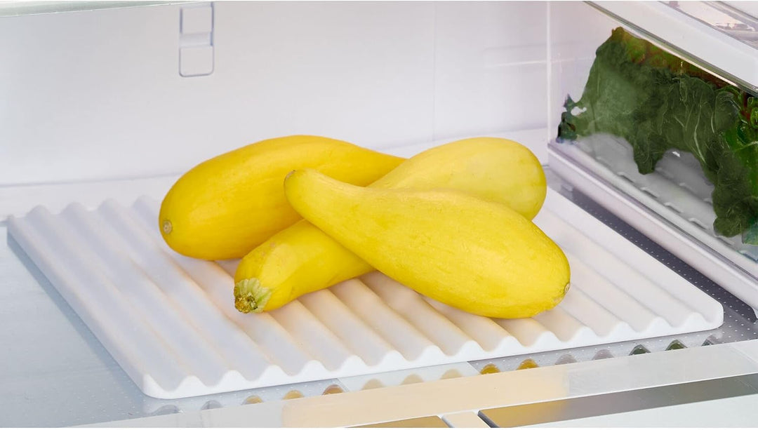 iDesign Kühlschrankmatte, flexibler Kühlschrank Organizer zum Frischhalten von Obst und Gemüse, Kühl