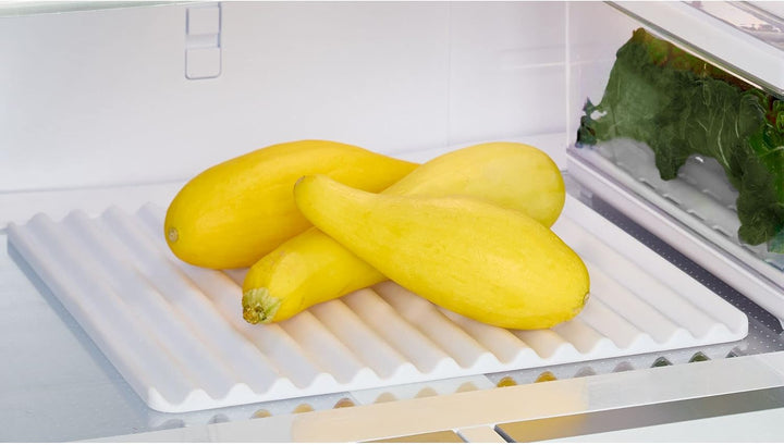 iDesign Kühlschrankmatte, flexibler Kühlschrank Organizer zum Frischhalten von Obst und Gemüse, Kühl