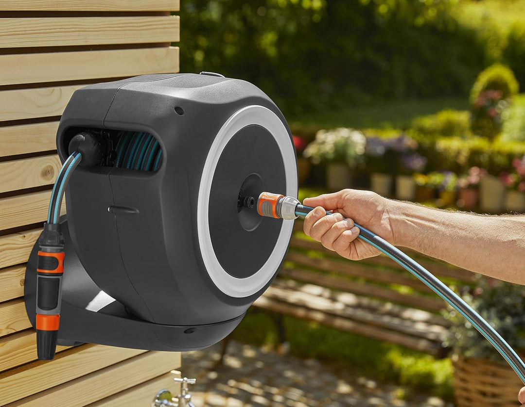 Gardena Wand-Schlauchbox RollUp M 20 m: Flexible Bewässerung für mittelgrosse Gärten, schwenkbare Sc